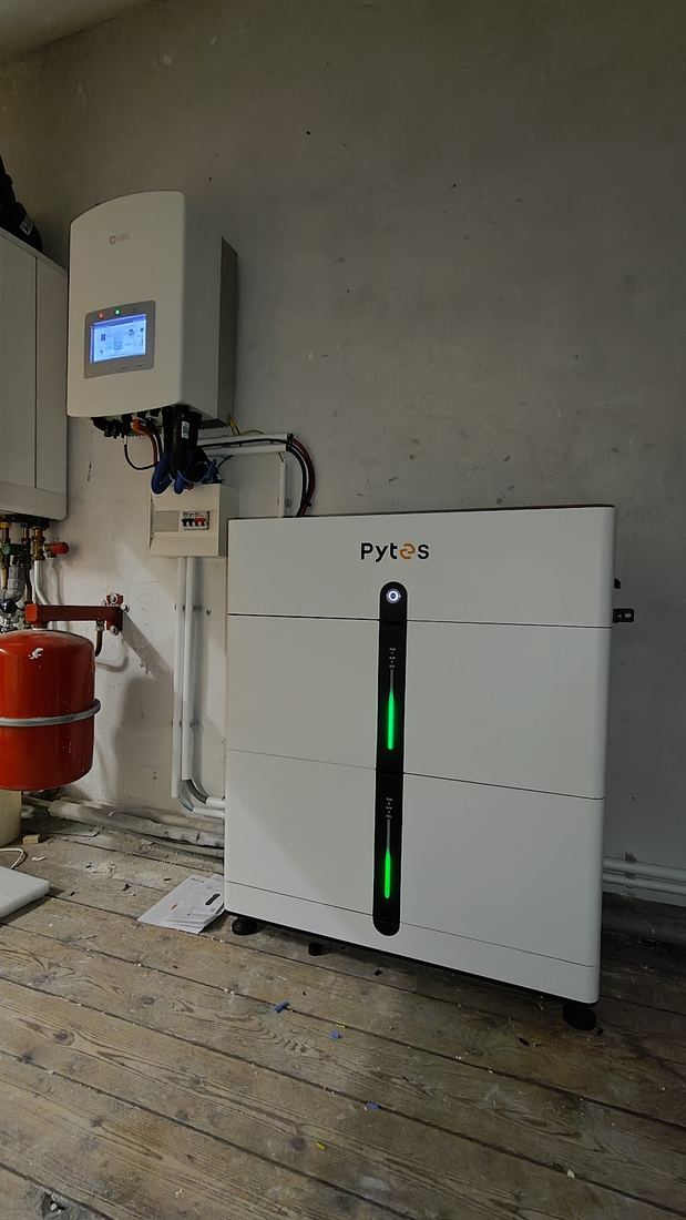 Een compacte accu met de omvormer erboven in een technische ruimte